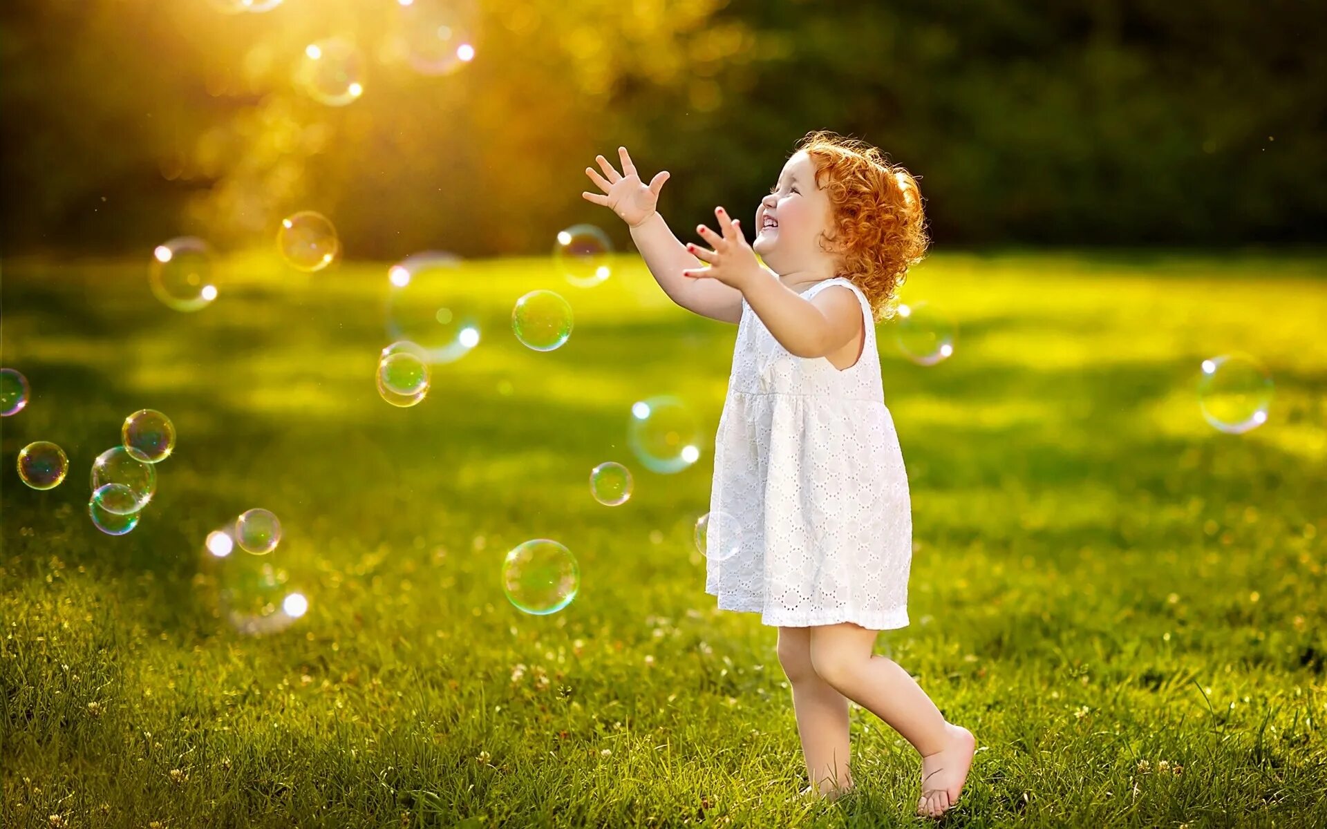 В маленьких руках маленькая жизнь. Дети и мыльные пузыри. Дети радость жизни. Дети радуются. Счастливый ребенок.