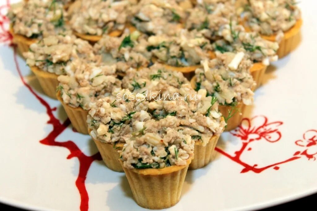 тарталетки с жульеном из грибов и курицы. тарталетки с печенью минтая рецепты. тарталетки с печенью трески. нутовый киш. салат корзинка.