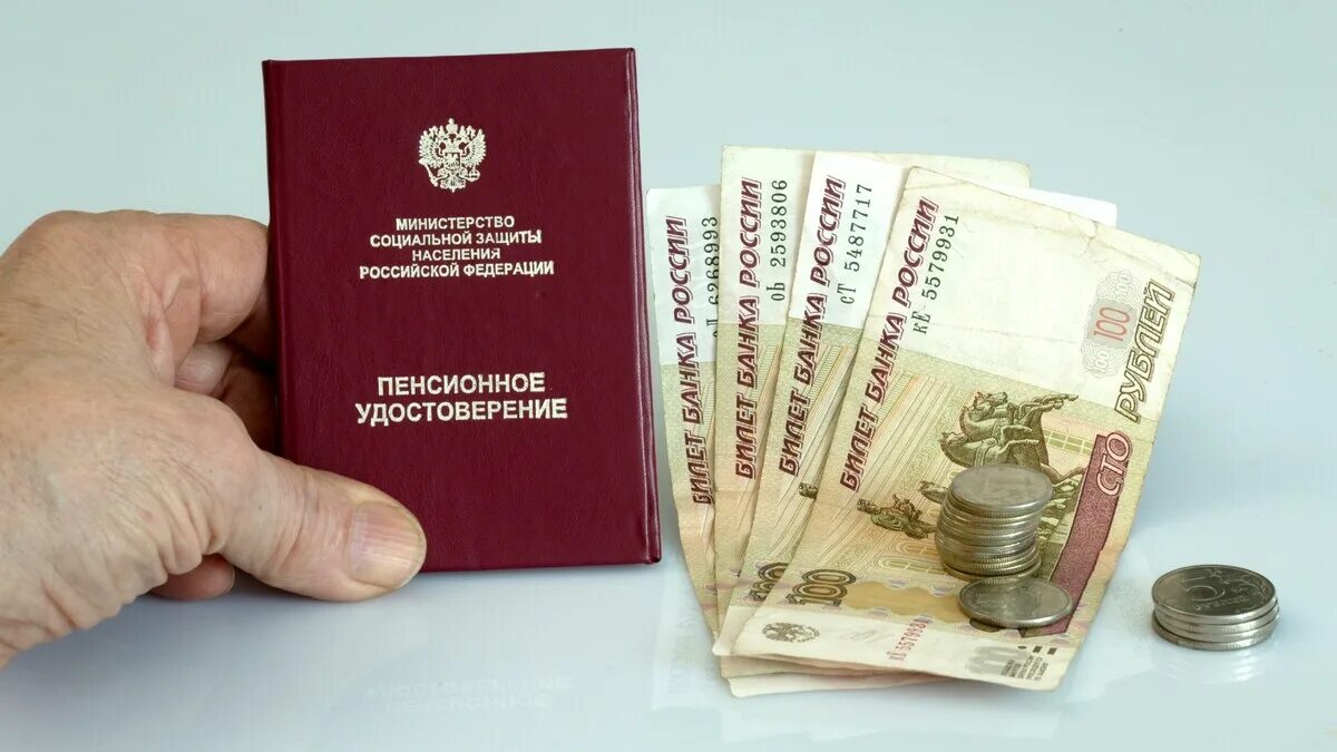 Кому положена повышение пенсии с 1 апреля. Прибавка к пенсии. пенсионное россич. пенсия 10 тысяч рублей. пенсия рф.