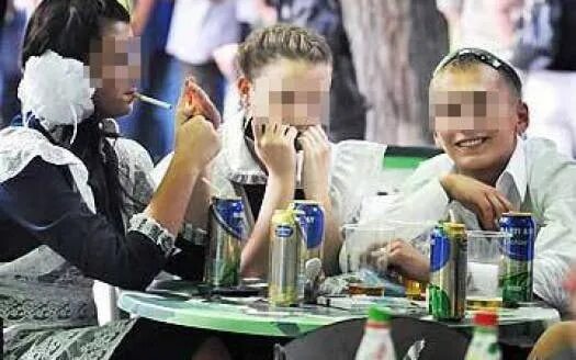 Школа пила. Пьяные школьники. Школьники пьют пиво. Школьник пьет. Школьники пьют и курят.
