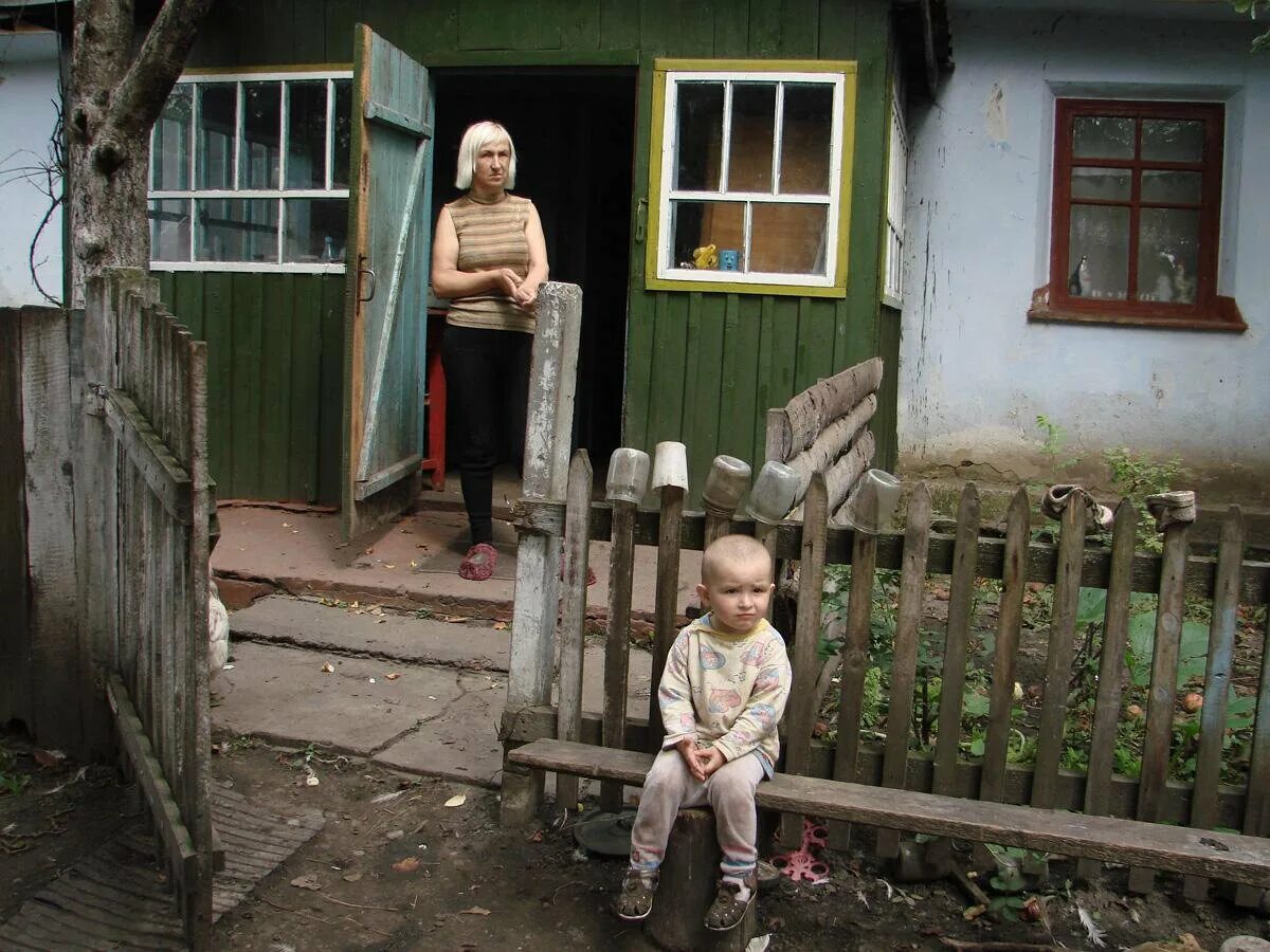 Семья живет без детей. Бедная деревня. Нищие в деревне. Бедная семья. Деревенская нищета.