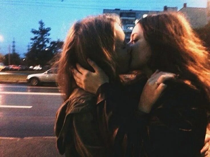 Поцелуи девочек с девочкой. Lesbian girls make. Lesbian girls make. Лезбиянки гёрл фрэнд и ски. Lesbian girls make.
