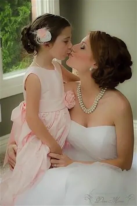 Bride Kiss Flower girl. Bride girl Flower girl Kiss. Недетский поцелуй mother. Mother daughter pleasure petsрутефш.