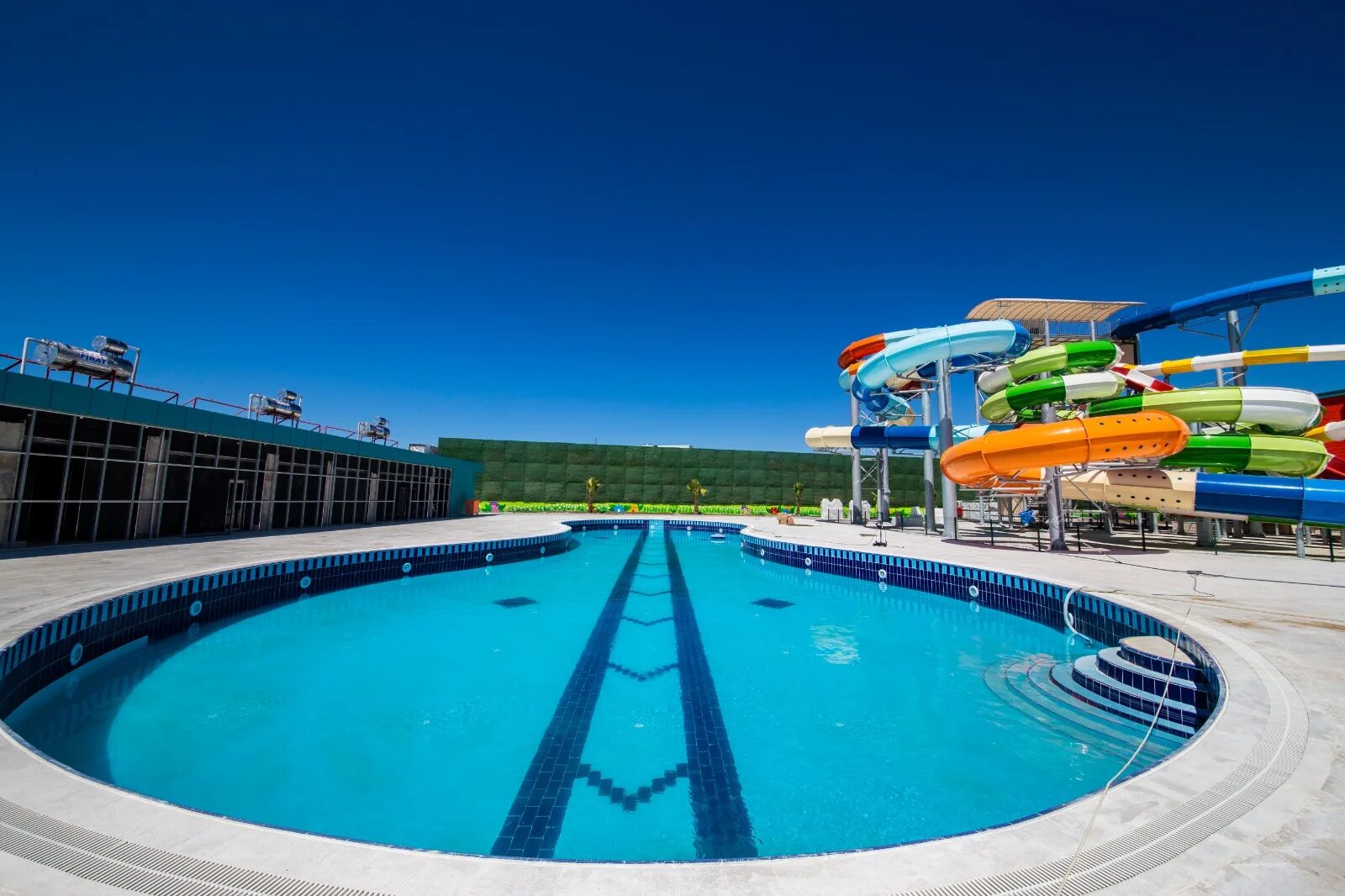 Аквалэнд каспийск фото анжи арена. Аквапарк аквалэнд дагестан. Аквапарк дагестан самый большой. Аквапарк в каспийске дагестан. Анжи арена в каспийске аквапарк.
