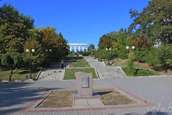 Где г мелитополь. Мелитополь центр города. Мелитополь парк Победы. Мелитополь достопримечательности. Аллея славы Мелитополь.