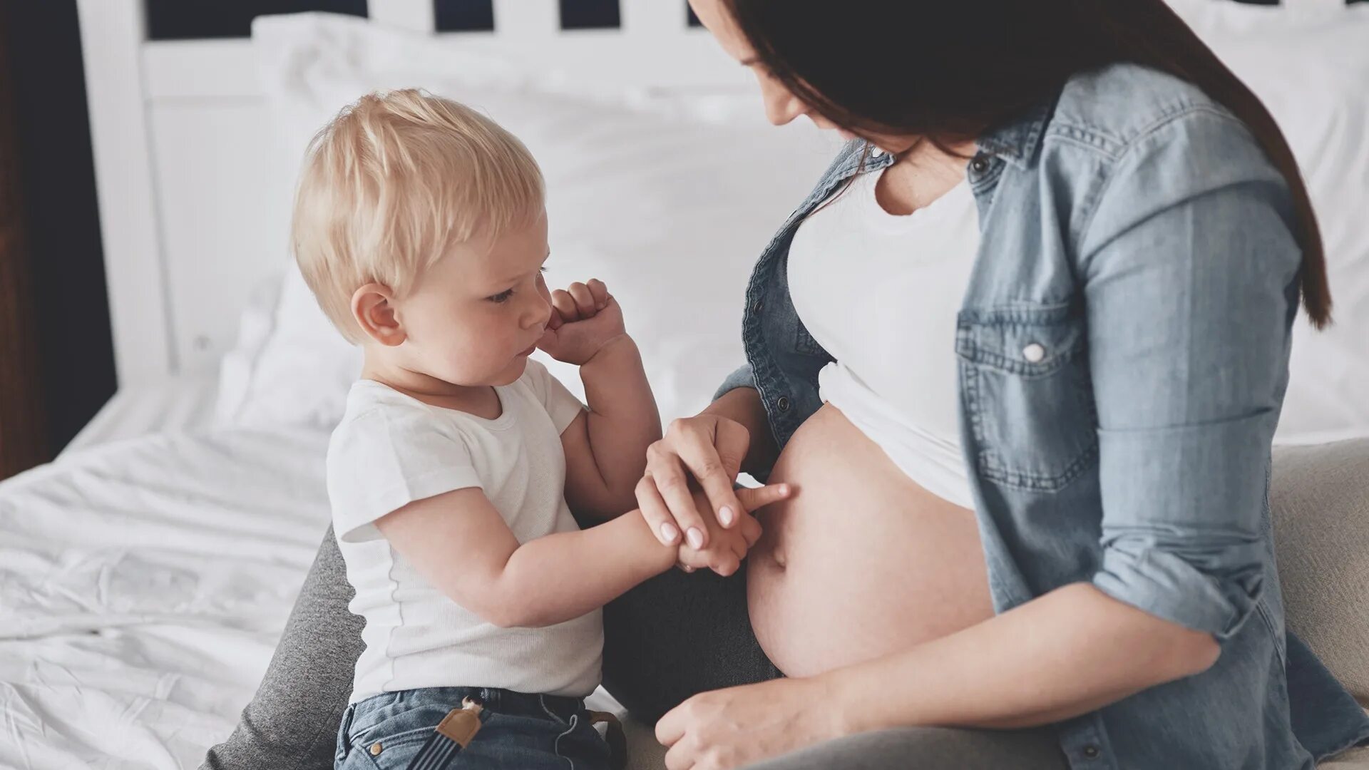 Ребенок лапает мать. Лапаю ребенка. Малыш трогает маме. Малыш трогает маме. Малыш трогает маме.