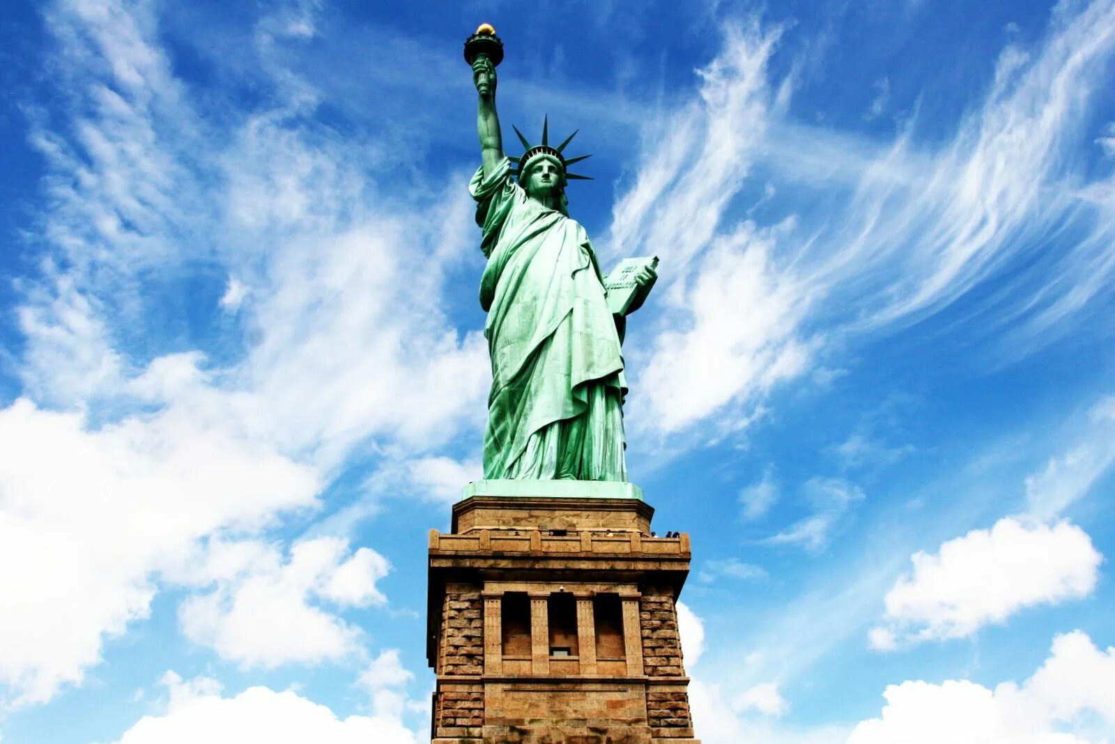 Свобода в различных странах. Статуя свободы Нью-Йорк. Статуя независимости США. Нью-Йорк достопримечательности статуя свободы. Статуя свободы символ Нью Йорка.