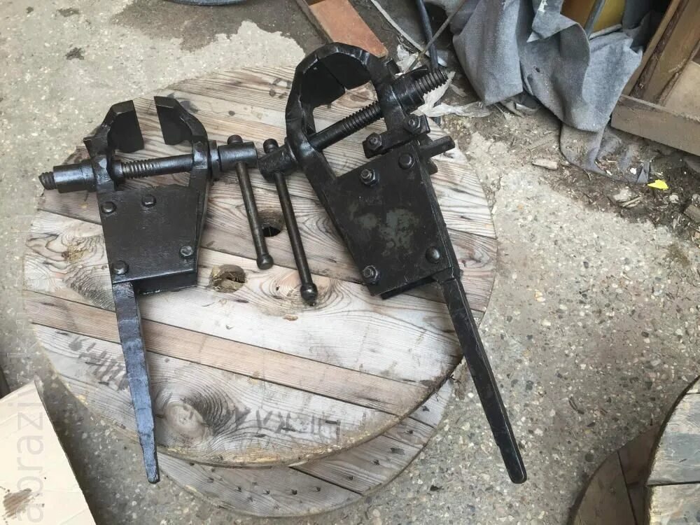 ручные стуловые тисочки. тиски кузнечные 300 мм. тиски кузнечные 300 мм. тиски кузнечные стуловые тип 1253. кузнечные тиски старинные.