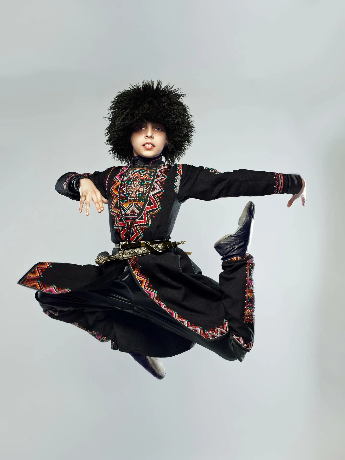 Грузинский танцевальный костюм. Костюм для лезгинки. Грузинский национальный костюм для мальчика. Кавказские танцы дети.