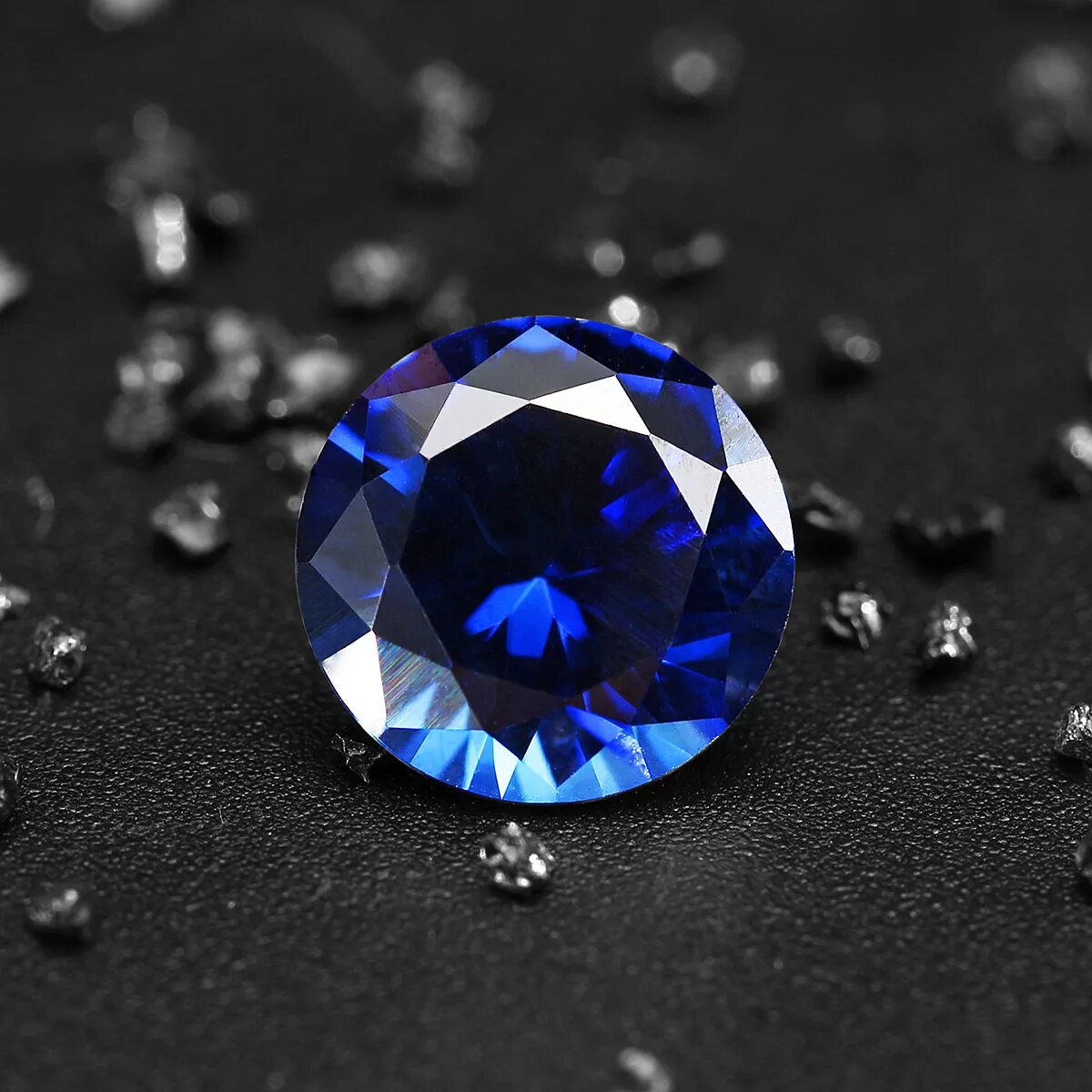 Драгоценные камни сапфир. Сапфир Кристалл. Синий драгоценный камень. Черно-синий камень драгоценный.
