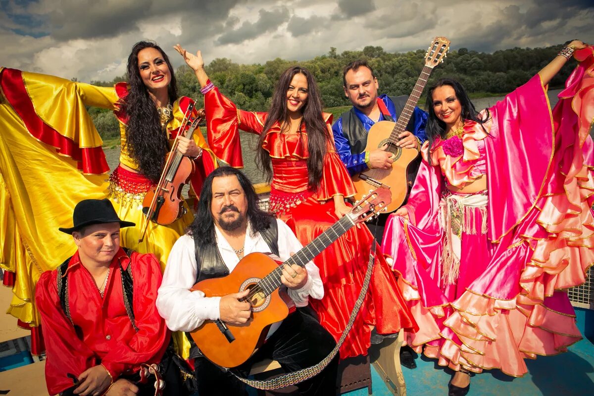 Gipsy цыгане. Цыгане казахстана. Бричка иваново цыганский ансамбль. Испанские цыгане группа. Нелли мальцева цыганка.