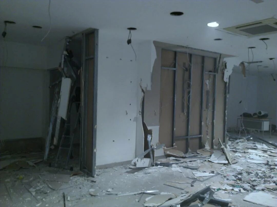 Разобрать гипсокартон. Демонтаж перегородок из гипсокартона. демонтаж гипсокартонной перегородки. демонтировать гипсокартонную стену. демонтаж гипсобетонных перегородок.