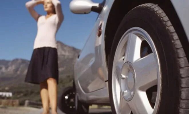 Помог девушке а она отблагодарила. Машина сломалась. Женщина меняет колесо. Помог на дороге она отблагодарила. Машина сломалась.