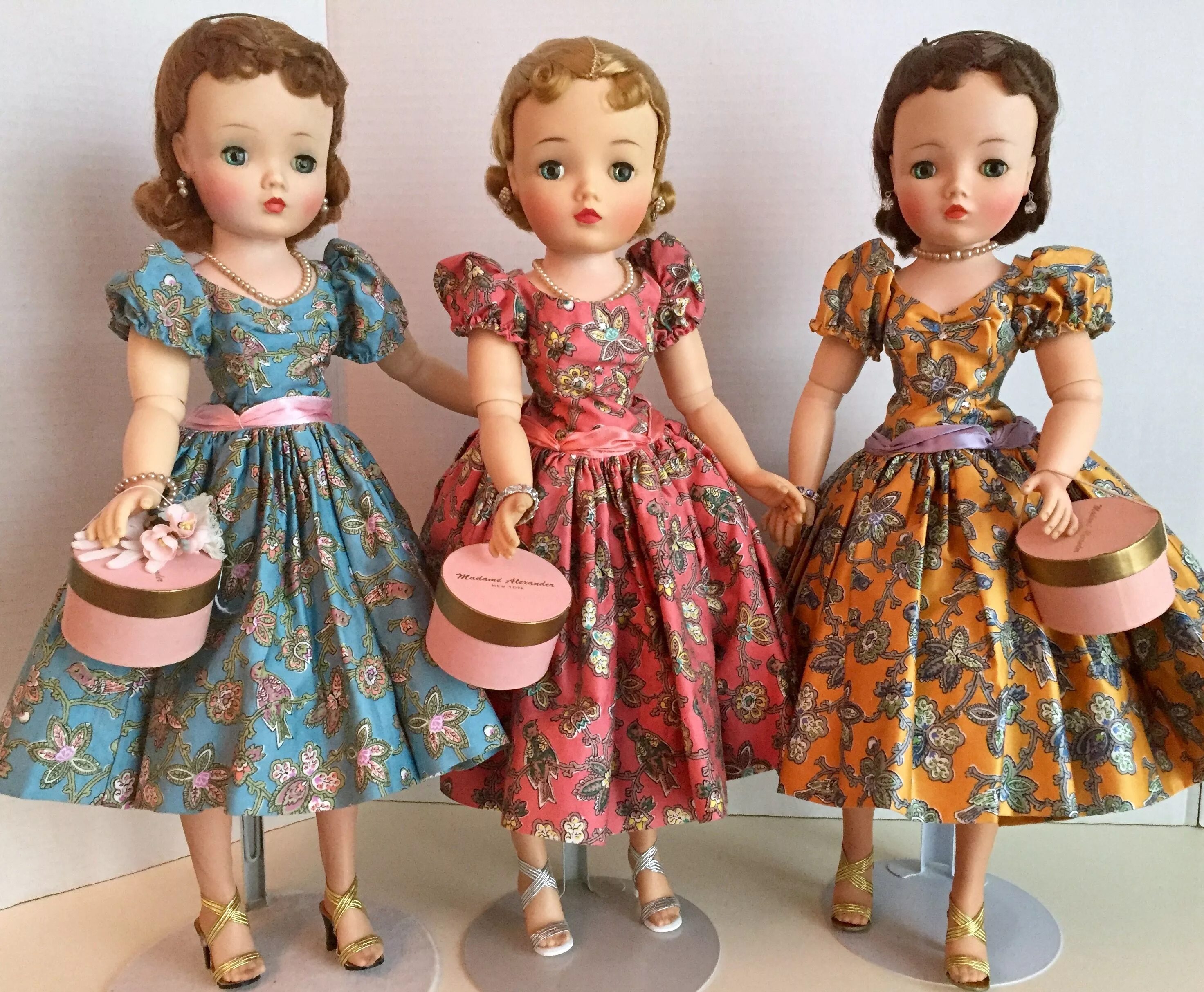 Куклы как переводится. Кукла Madame Alexander Cissy. Куклы в винтажном стиле. Old Doll and beautiful Doll. Cissies.