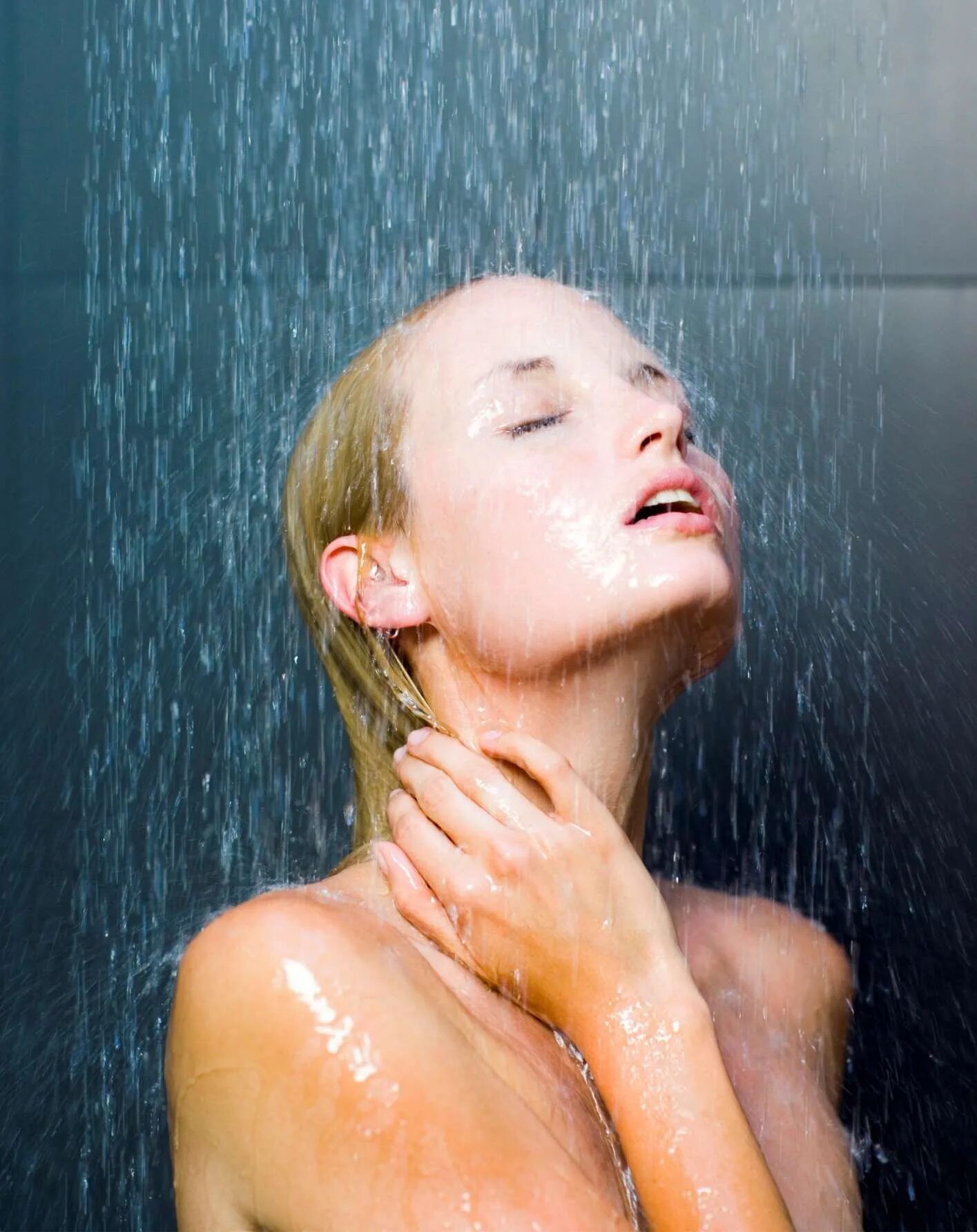 Russian showers. Фотосессия в душе. Фотосессия под душем. Девочки в душе. Девочка под душем.