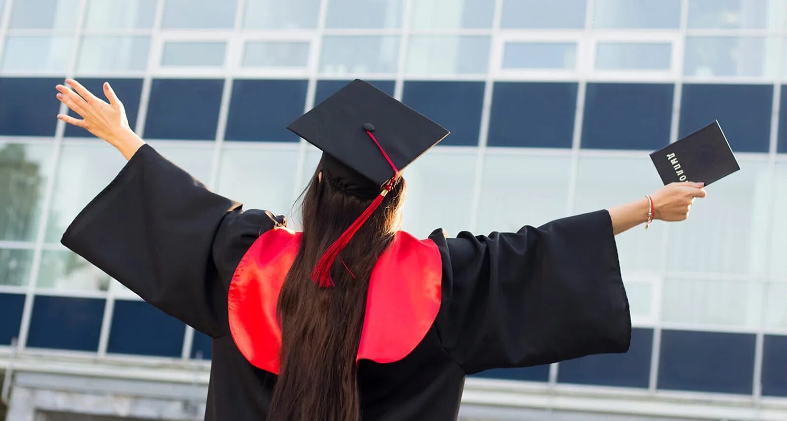 Выпускники университета. Выпускник вуза. Шапка магистра. Американские выпускники. Выпускники магистры.