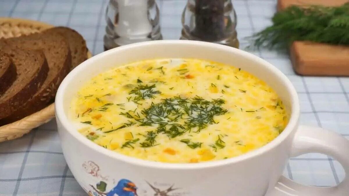 Куриный сырный суп. Суп с копчёной курицей и плавленым сырком. Сырный суп домашний. Куриный сырный суп. Сырный суп с плавленными сырками.