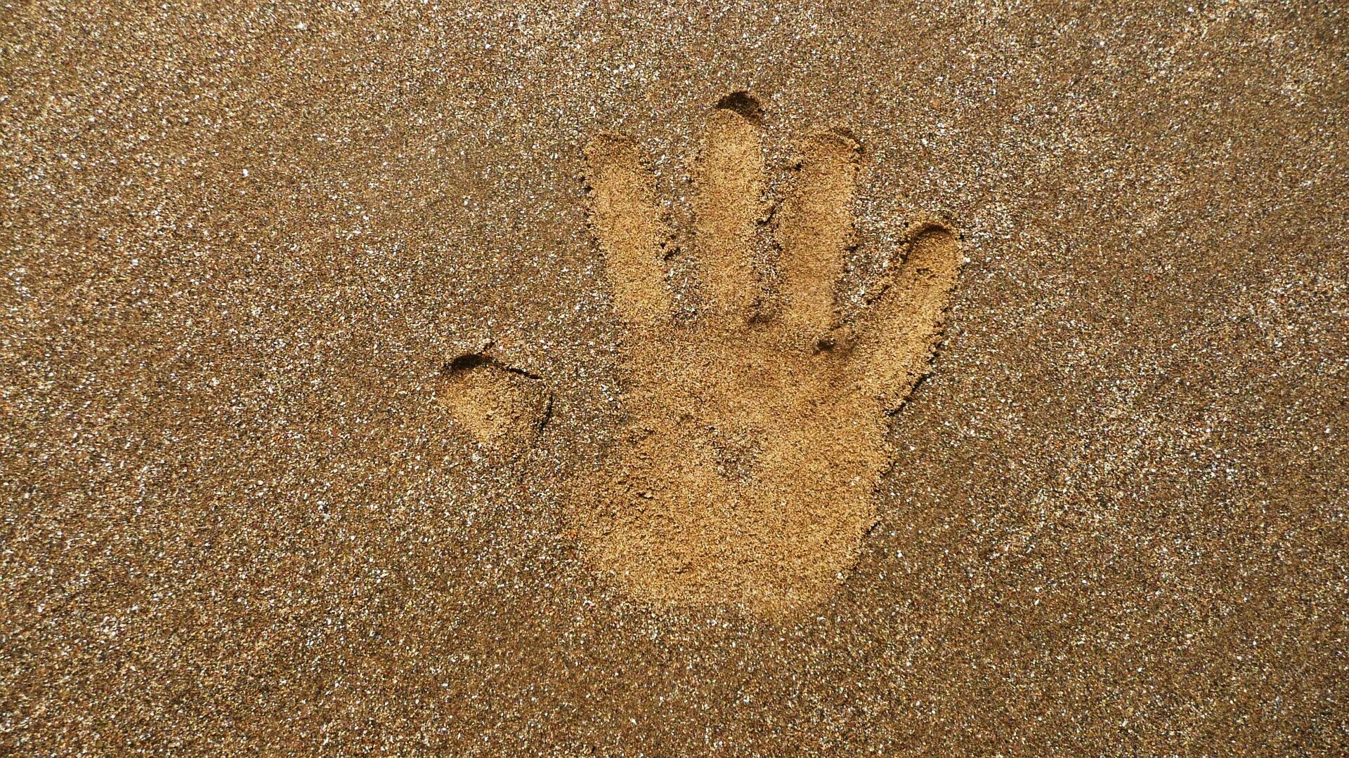 Исчезающие следы без рекламы. Отпечаток руки на песке. Следы на песке. Песок в ладони. Отпечаток руки на песке для детей.