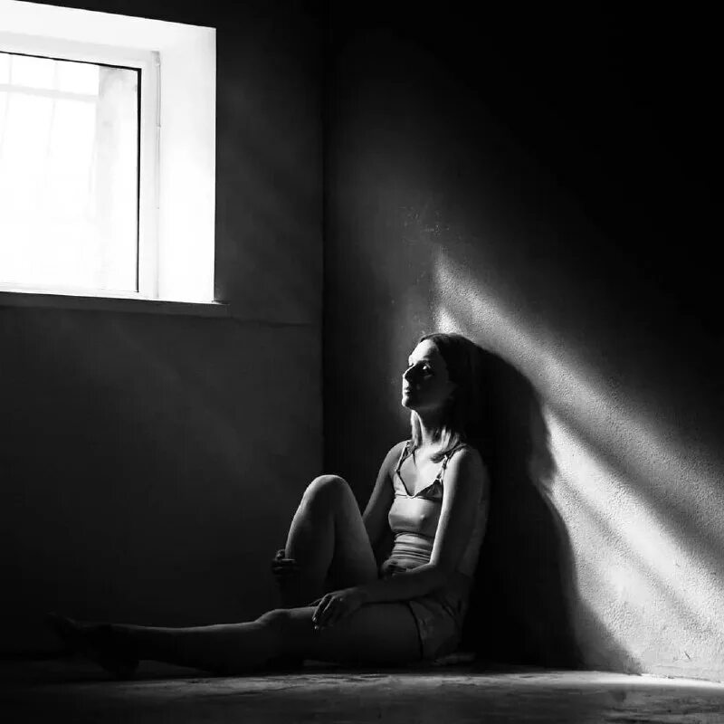 Тень в темноте. Силуэт девушки в комнате. Песня кулак мой в комнате полумрак. Девушка в полумраке. Девушка в темной комнате.