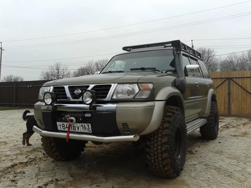 Патрол шины. Nissan Patrol y61. Nissan Patrol y61 35. Nissan Patrol 35 колеса. Ниссан Патрол у61 на 33 колесах.