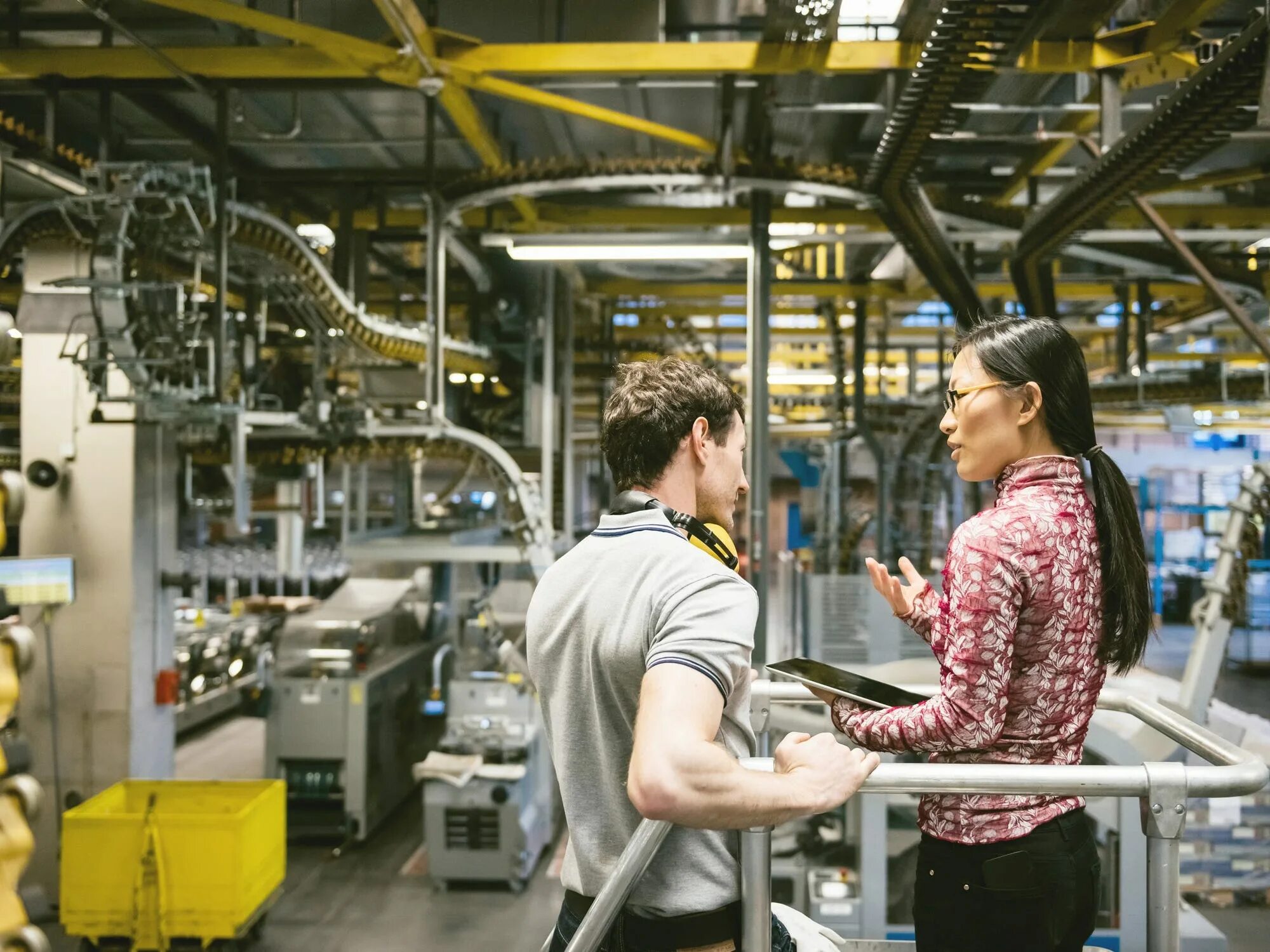 Промышленность. Plastic injection molding. Изготовители продукции. Завод переработки пэт. Производство продукции.