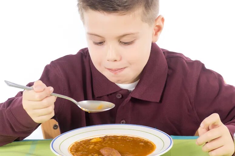 Голодные подростки. Мальчик ест суп. Подросток ест. Школьники едят суп. Мальчик с супом.
