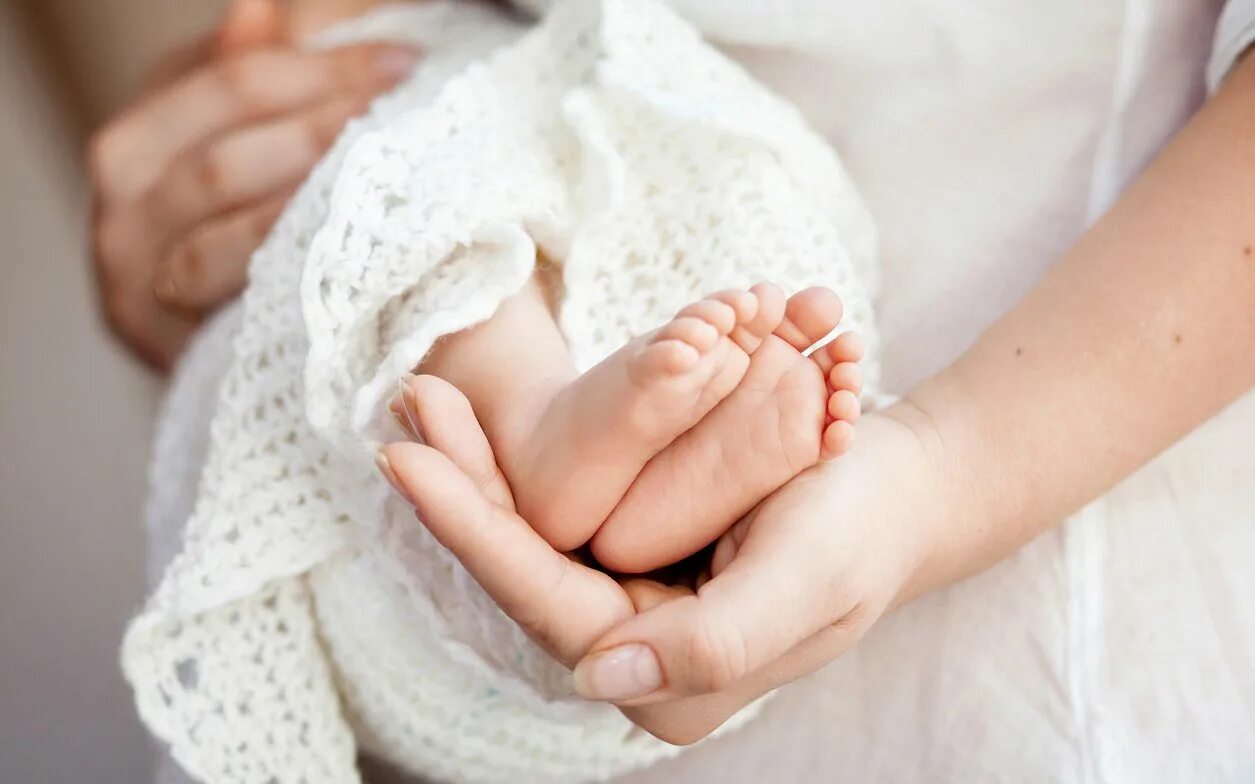 мамины ласковое руки и ребёнок. ласковые руки мамы. мамины руки самые нежные. сочетание мамины руки. тепло маминых рук.