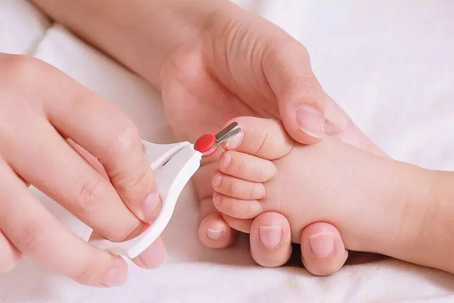 Как подстричь новорожденного. Стрижка ногтей новорожденному. Стричь ногти новорожденному. Подстричь ногти на ногах ребенку. Подстригаем ногти малышу.