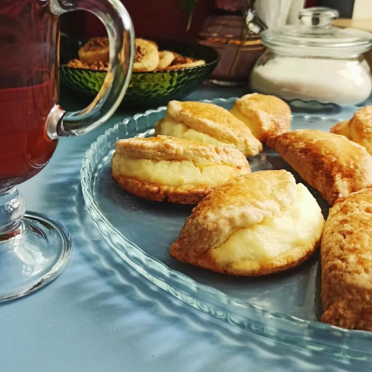 Сочни рецепт классический в духовке. Сочники. Сочники с творогом. Пирожное сочник. Сочень с творогом.