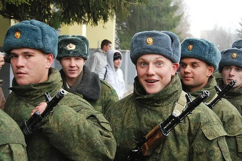 Солдаты в армии. Призыв. Солдат рф срочник. Канадская военная форма. Майкоп военная часть 13714.