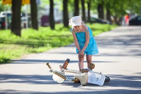 Упала девочка оригинал