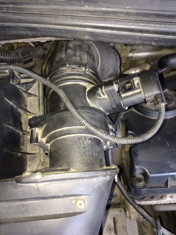Как почистить расходомер. Vw 2000 разъем расходомера воздуха. разъем расходомера воздуха шаран. датчик расхода воздуха провода шаран. датчик воздуха sharan 2003 .130 л.с. vidio.