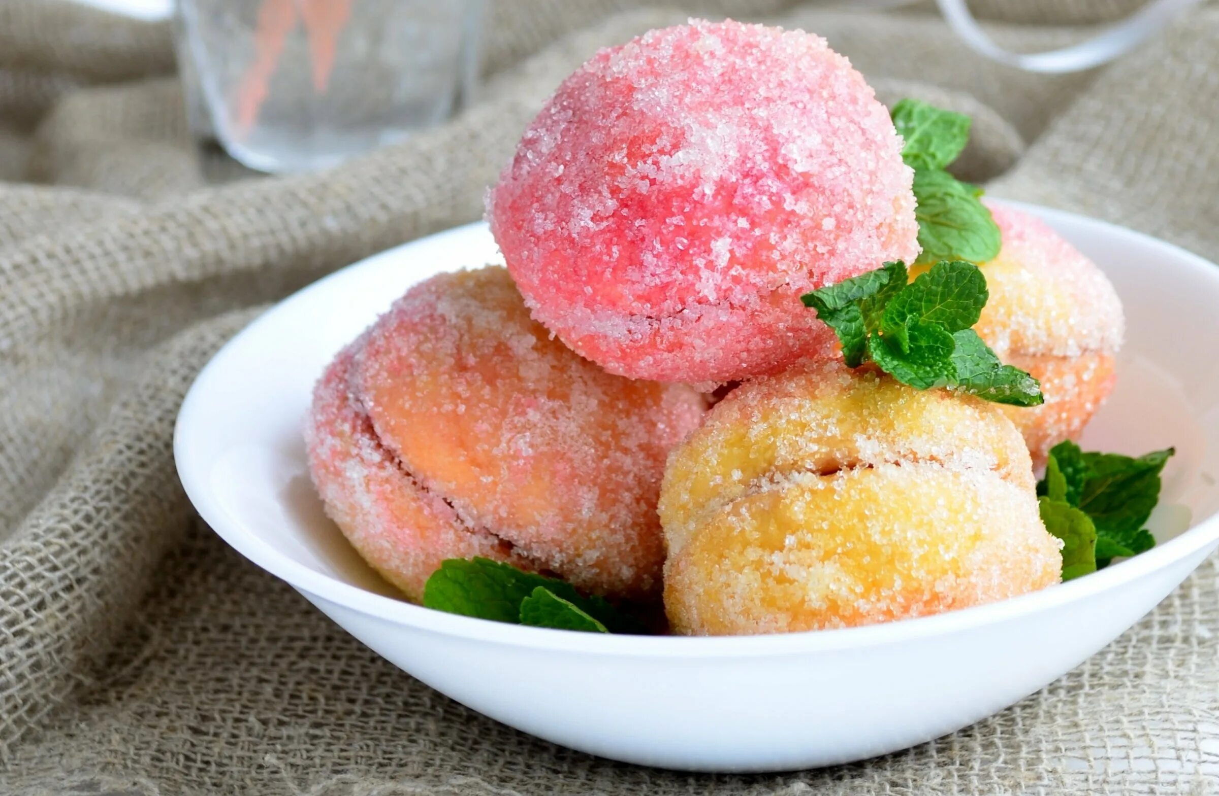 сахарные персики. сахарные персики. пирожное персик. пирожные персики. пирожное персик.