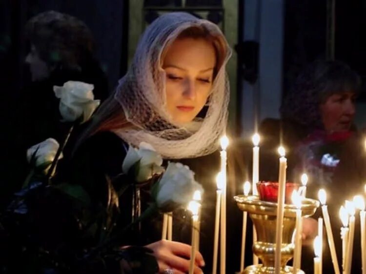 просят поставить свечку. девушка ставит свечку в церкви. иконы за упокой в церкви. красивые девушки в церкви. просят поставить свечку.