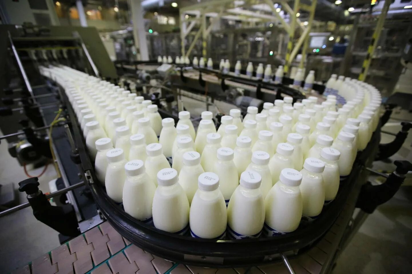 Реализуем молоко. Молочная промышленность. Производство молока. Молоко в промышленности. Молочная отрасль.