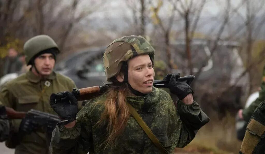 Девушки солдаты ДНР. Новороссия девушки. Женщины ополченки Донбасса. Девушка и ополченец. Новости новороссии 24