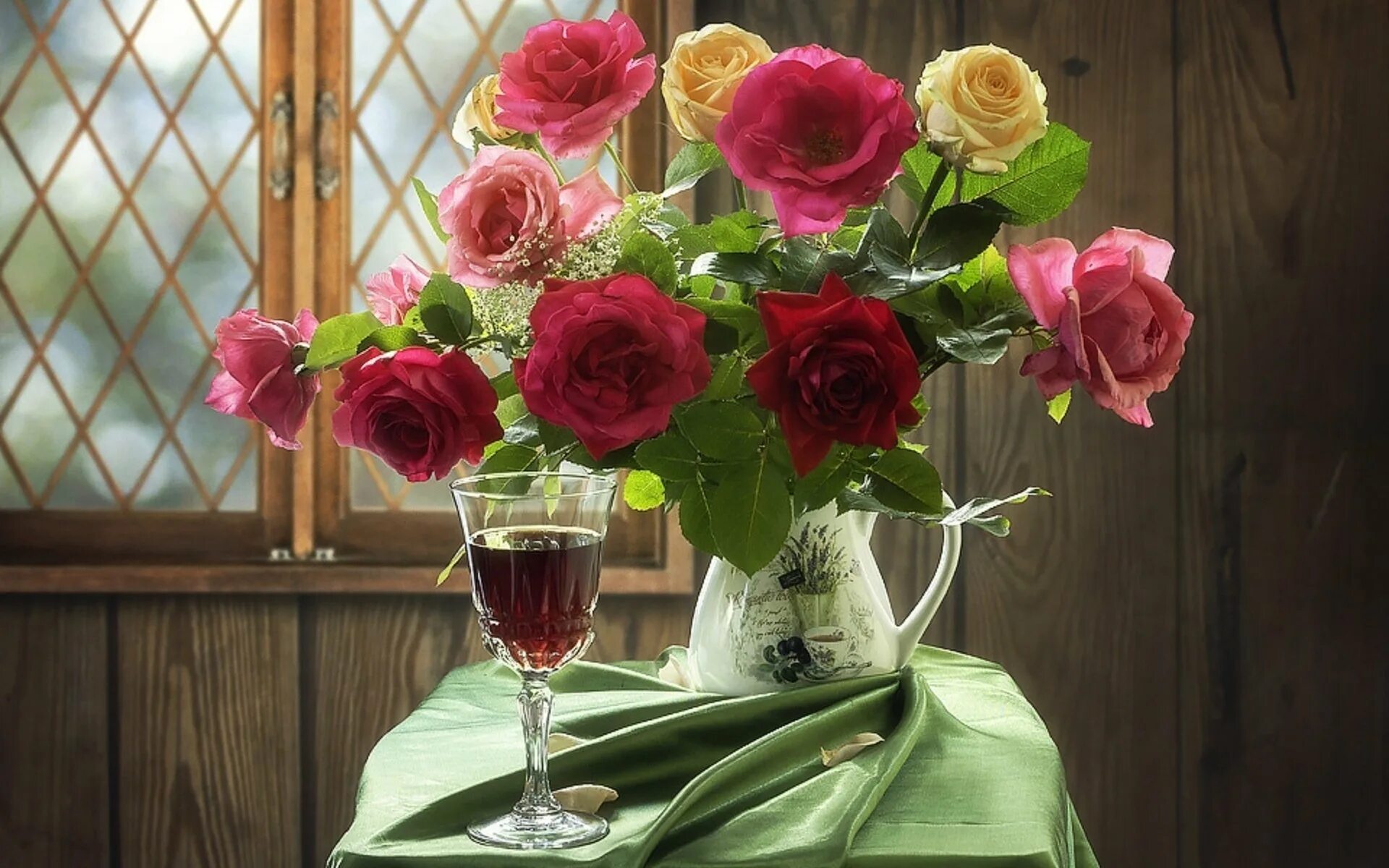Красивый букет в вазе. Розы в вазе. Шикарные цветы в вазе. Цветы в вазе на столе.