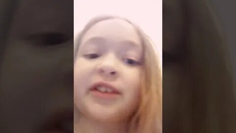 Алиса ставит коробки с коржиками в ряд