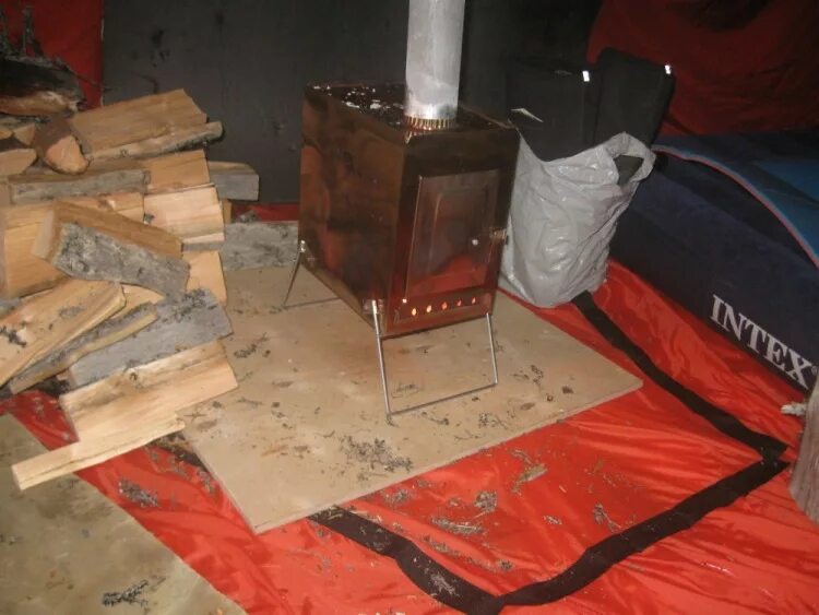 Печь в палатку для зимней рыбалки. Как сделать печку в палатку для рыбалки. Печь длительного горения матрешка для палатки. Печь походная палаточная ("буржуйка"). Печь буржуйка в зимнюю палатку стэк 2.