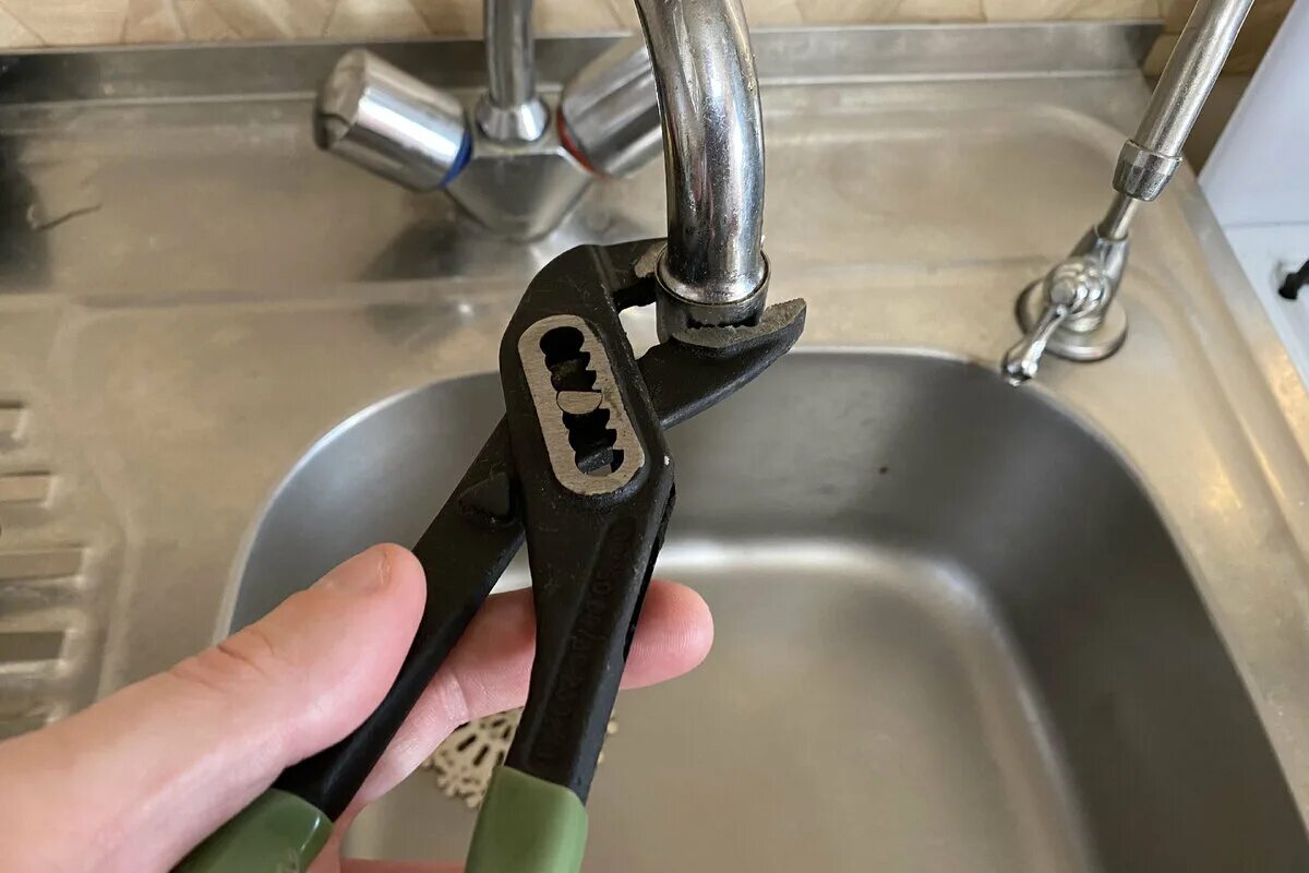 Ключи с телефоном в кармане. В каком кармане ключ. Положить ключ в карман. Ключи из кармана. В каком кармане ключ.