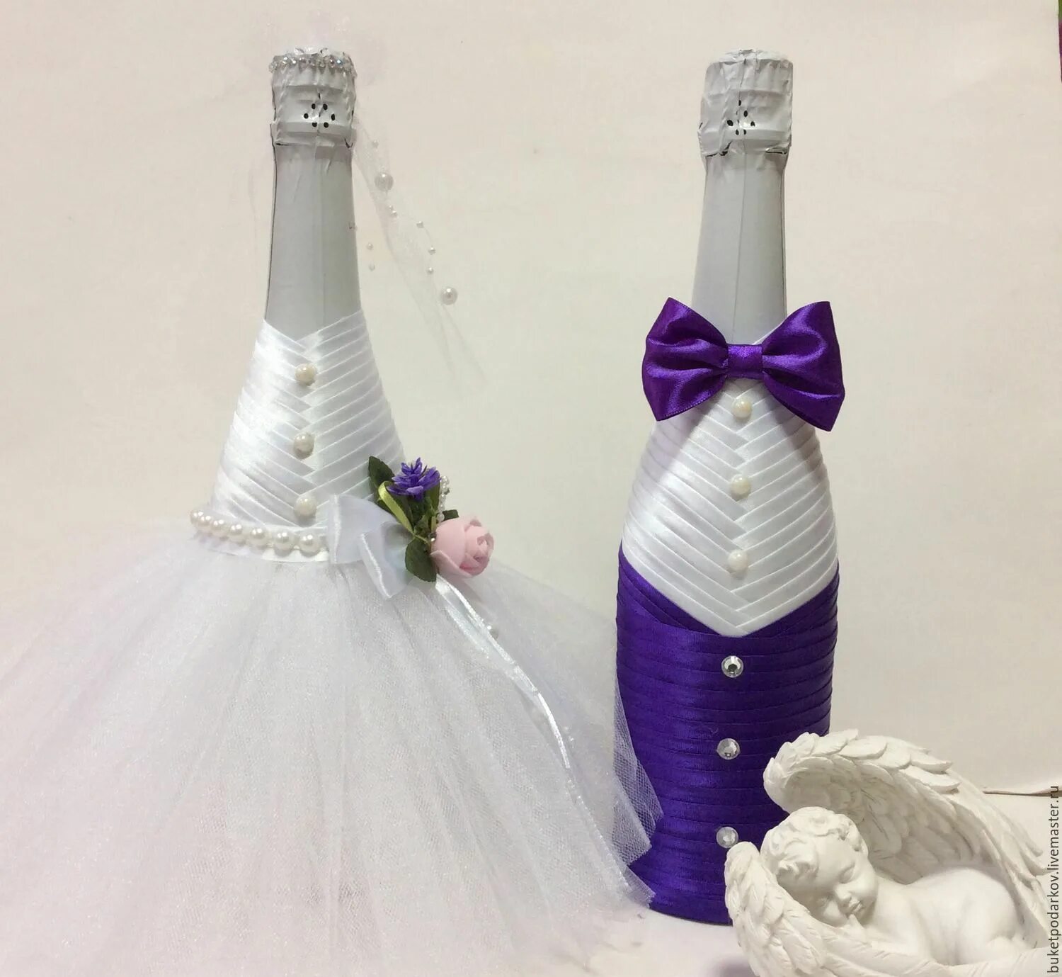 Свадебные бутылки шампанского. Украшение бутылок на свадьбу. Бутылки шампанского жених и невеста. Украшение шампанского. Декор свадебного шампанского.