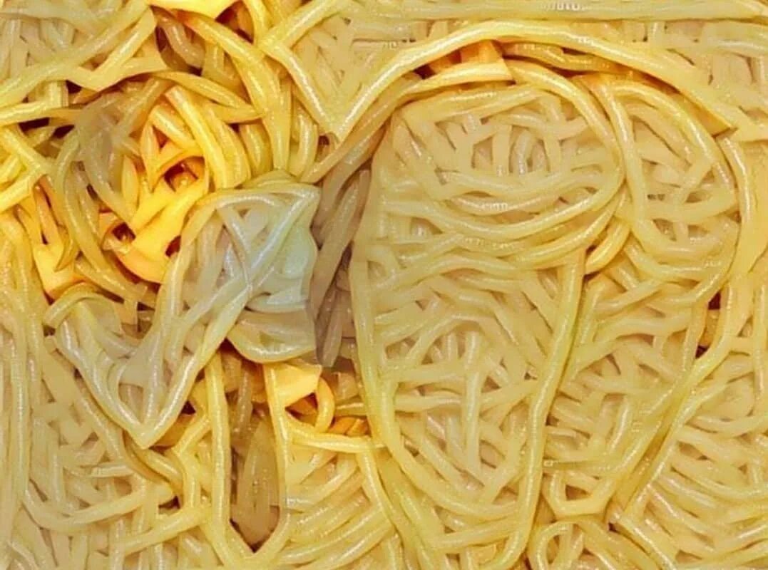 Горячая лапша. Необычные макароны. Горячие макароны. Необычные спагетти. Девушка с лапшой.