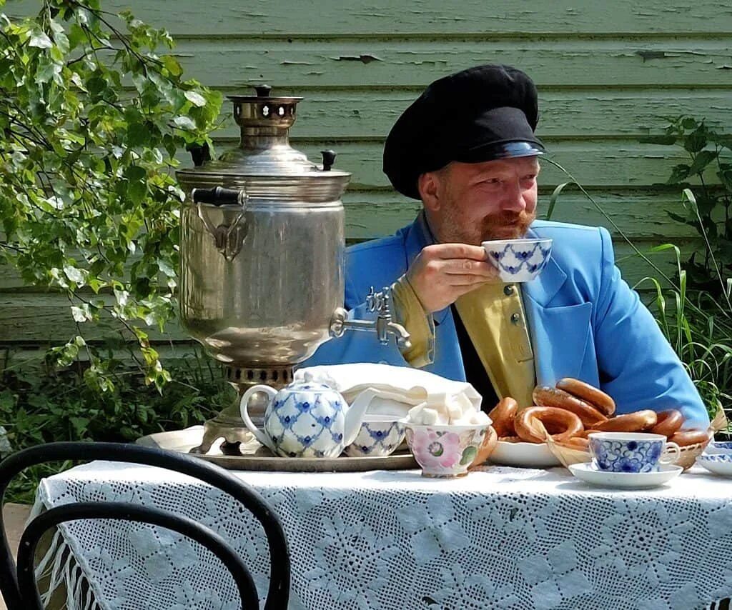 Русское веселое слушать. Чаепитие. Чаепитие в России. Деревенское чаепитие. За столом с самоваром.