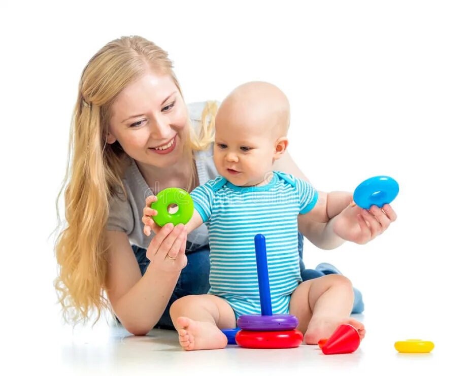 Взрослый показывает ребенку игрушку. Ребенок складывает игрушки. Дети играют с мамой в игрушки. Ребенок показывает на игрушку. Общение с ребенком 1 года