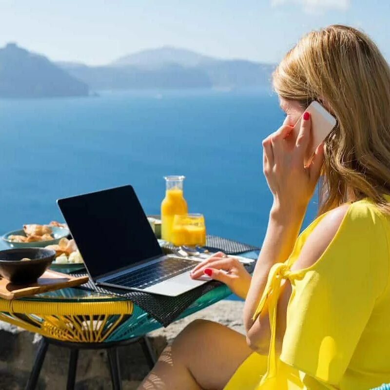 Девушка фрилансер. Элементы удаленной работы. Девушка на мальдивах с ноутбуком. Работа в интернете. Элементы удаленной работы.