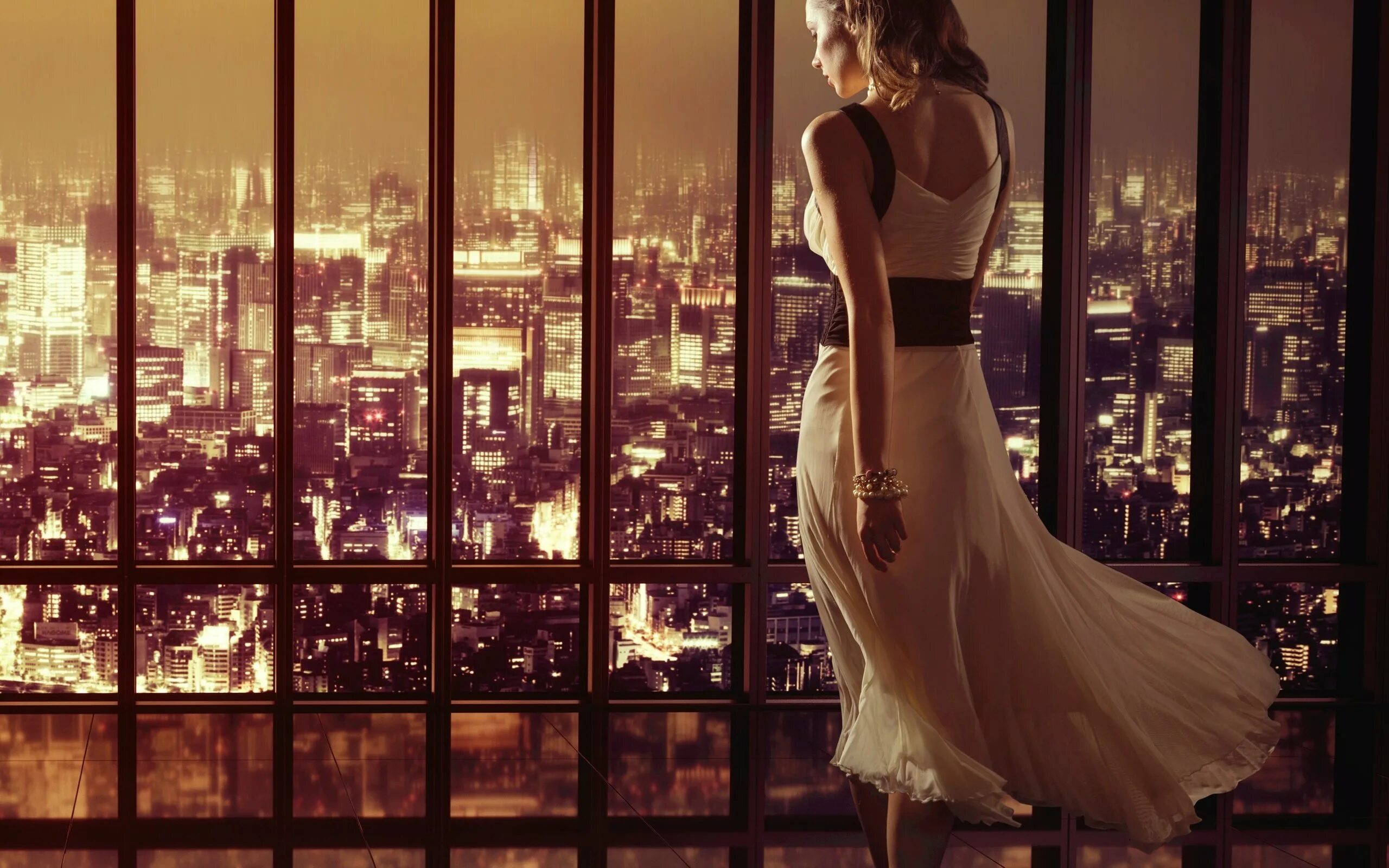 За окном белом платье. Девушка в платье красивая. Фотосессия в платье в городе. Девушка в Вечернем городе. Фотосессия на фоне окна.