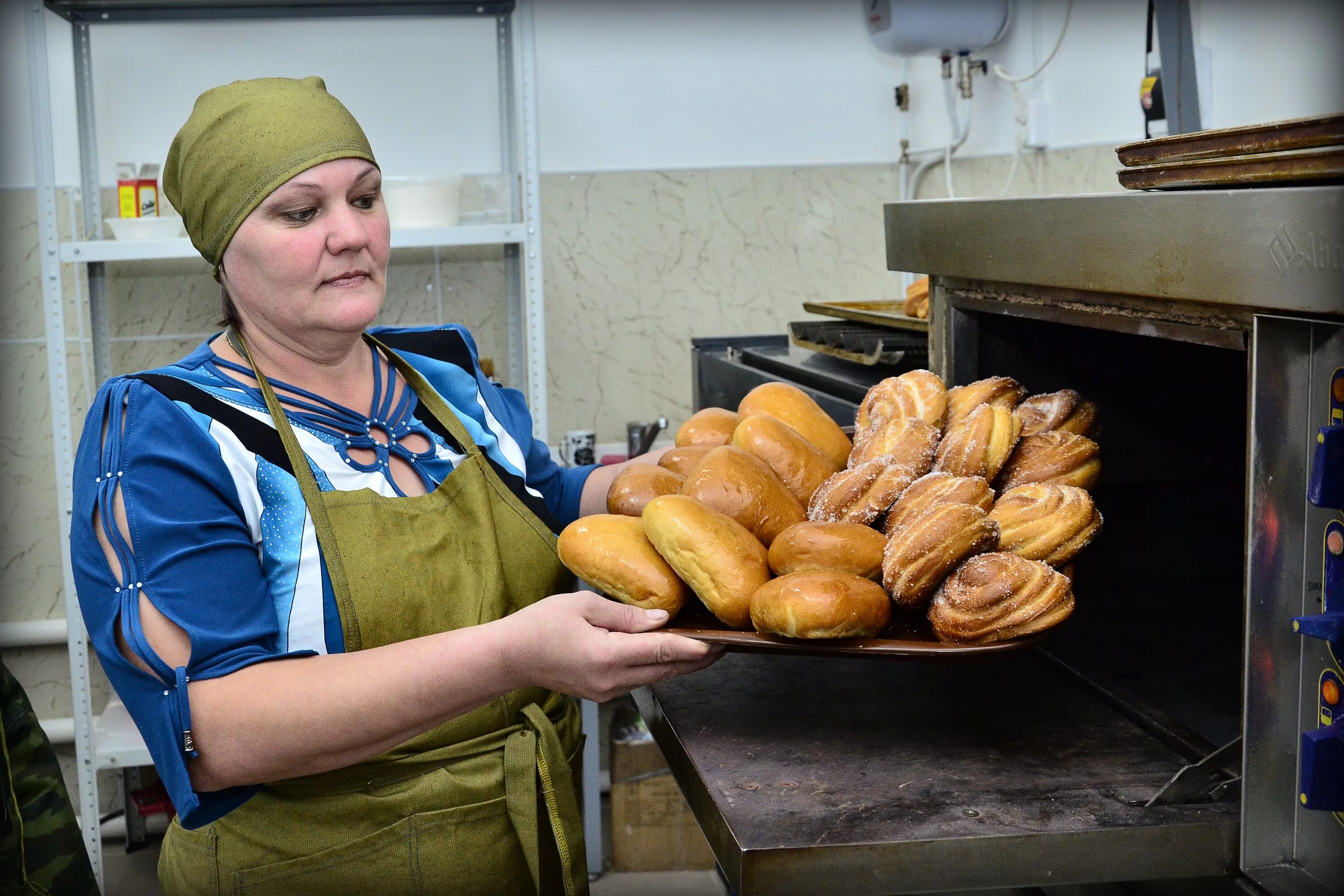 Люди в пекарне. Продавец в хлебобулочную. Продавец хлебобулочных изделий. Магазин хлебобулочных изделий. Продавец хлеба.