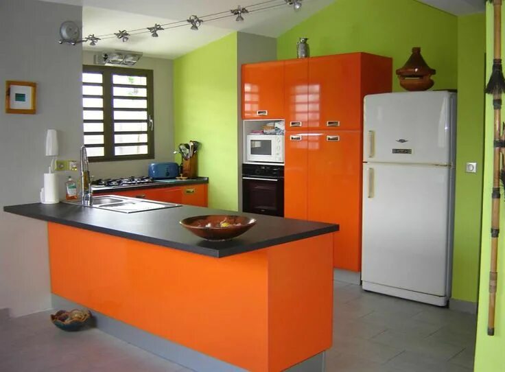 Сочетание оранжевого цвета в интерьере кухни Over 30 Colorful Kitchens The Cottage Market