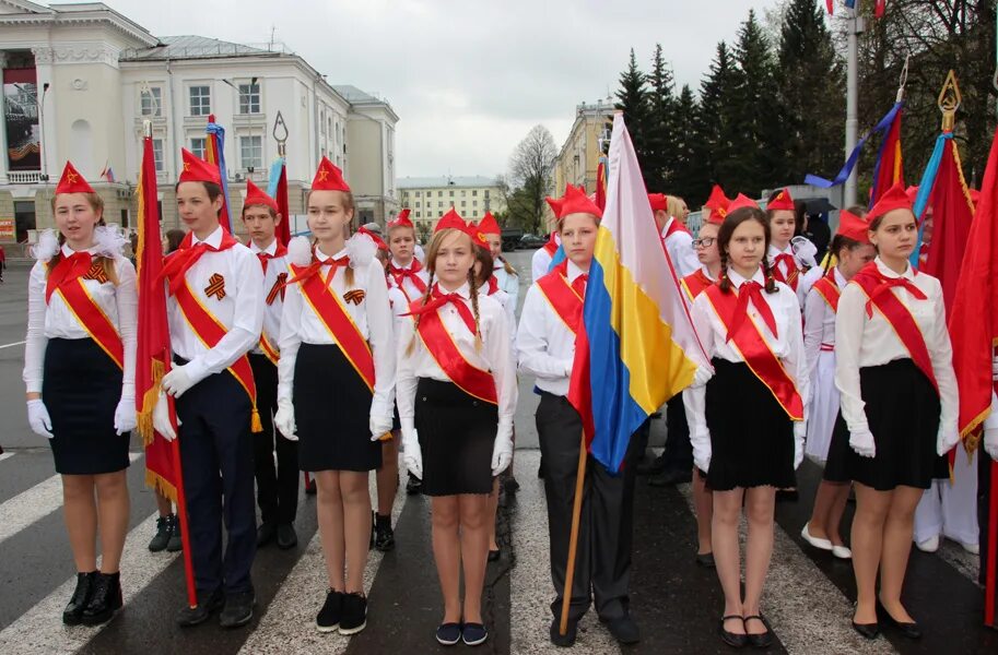 Мероприятия победа в школе. Знаменная группа пионеров. Пионер Саров. Парад в Сарове. День пионерии Саров.