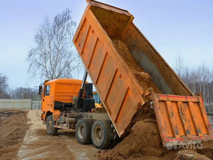 Камаз высыпает на бок. Камаз 20 кубов грунта. Маз 500 асфальтобетонолом. Грунт на подсыпку участка. Грунт самосвал.